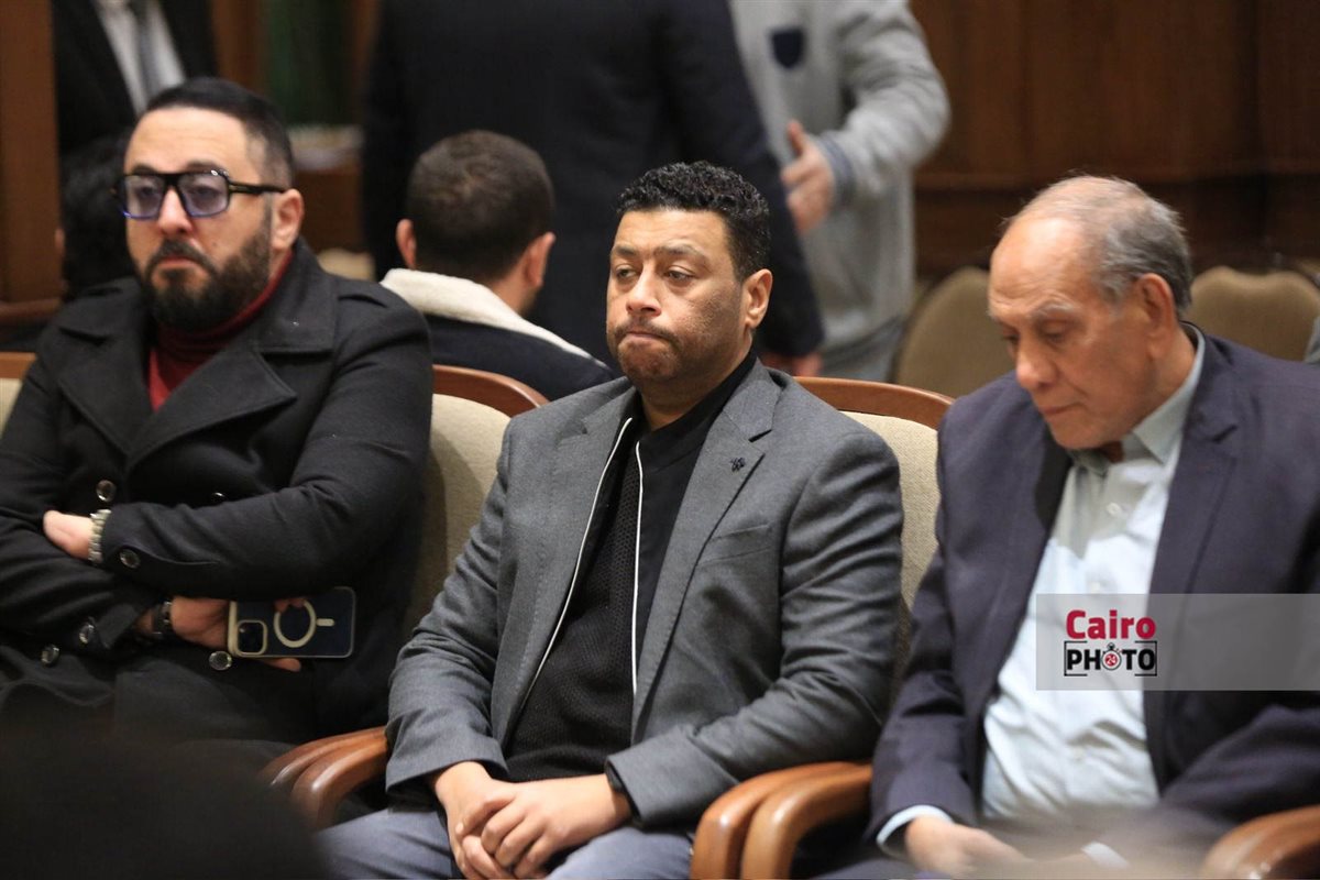 نجوم الفن والإعلام يواسون هاني رمزي في عزاء والدته