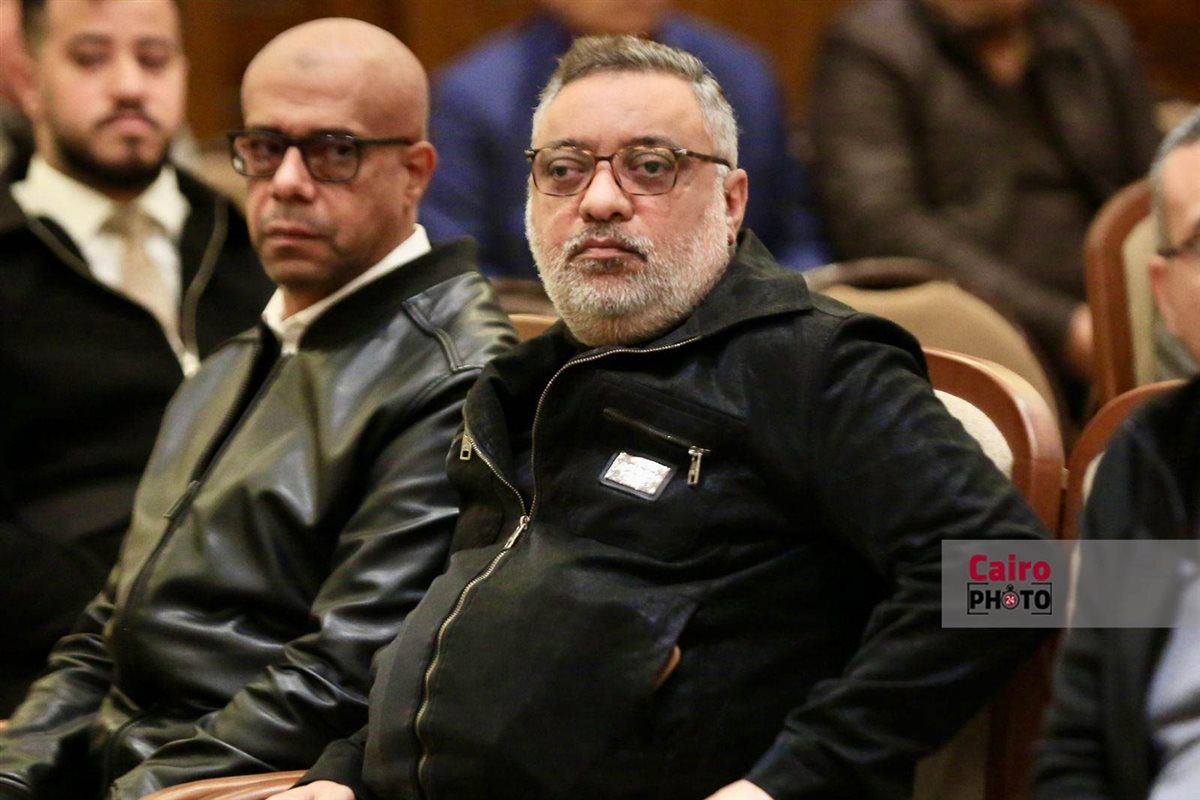 نجوم الفن والإعلام يواسون هاني رمزي في عزاء والدته