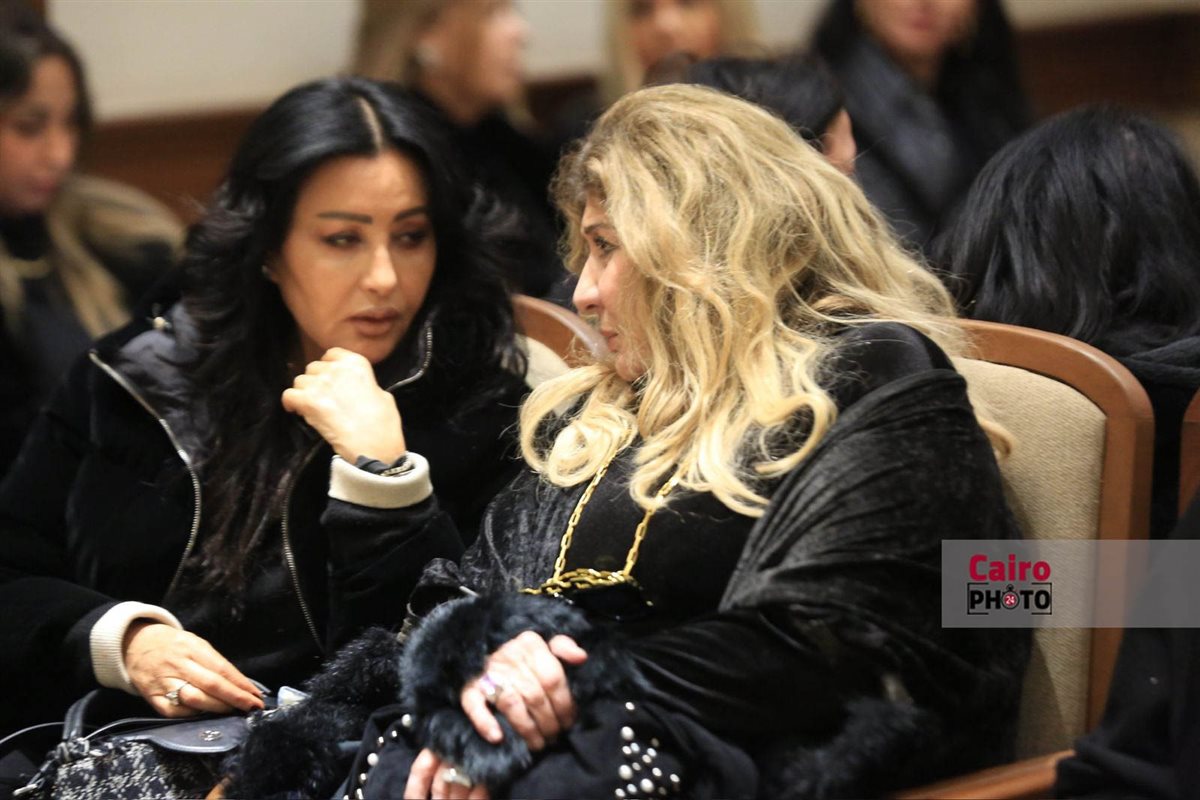 نجوم الفن والإعلام يواسون هاني رمزي في عزاء والدته