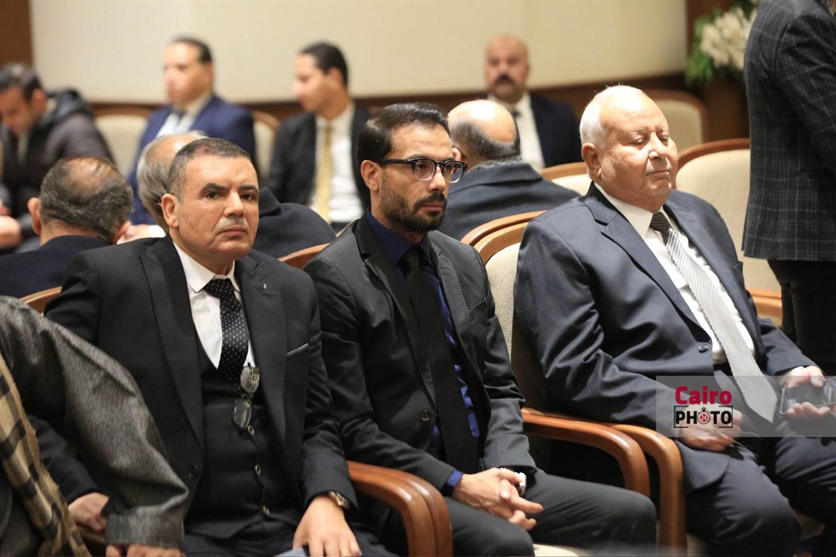 نجوم الفن والإعلام يواسون هاني رمزي في عزاء والدته