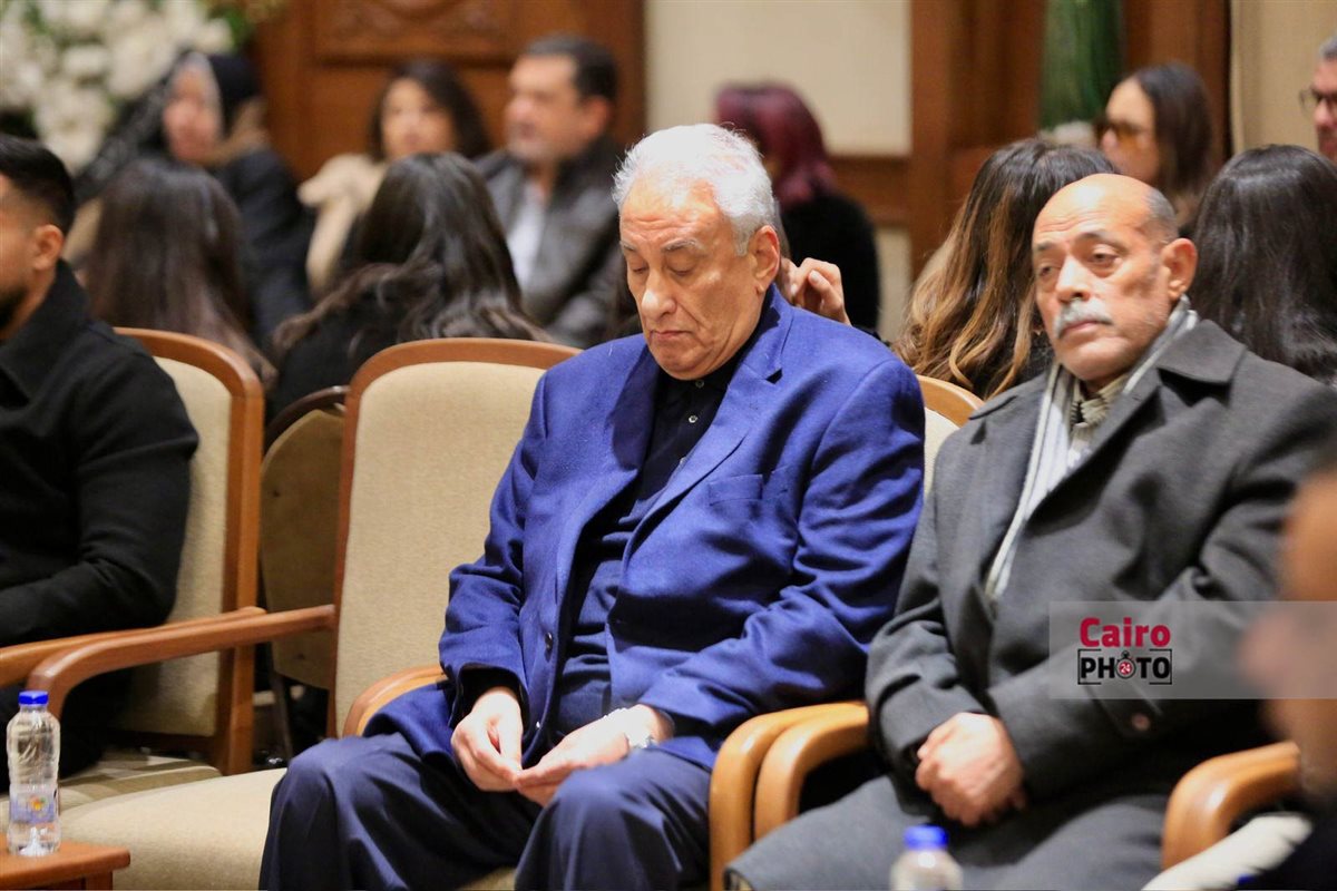 نجوم الفن والإعلام يواسون هاني رمزي في عزاء والدته