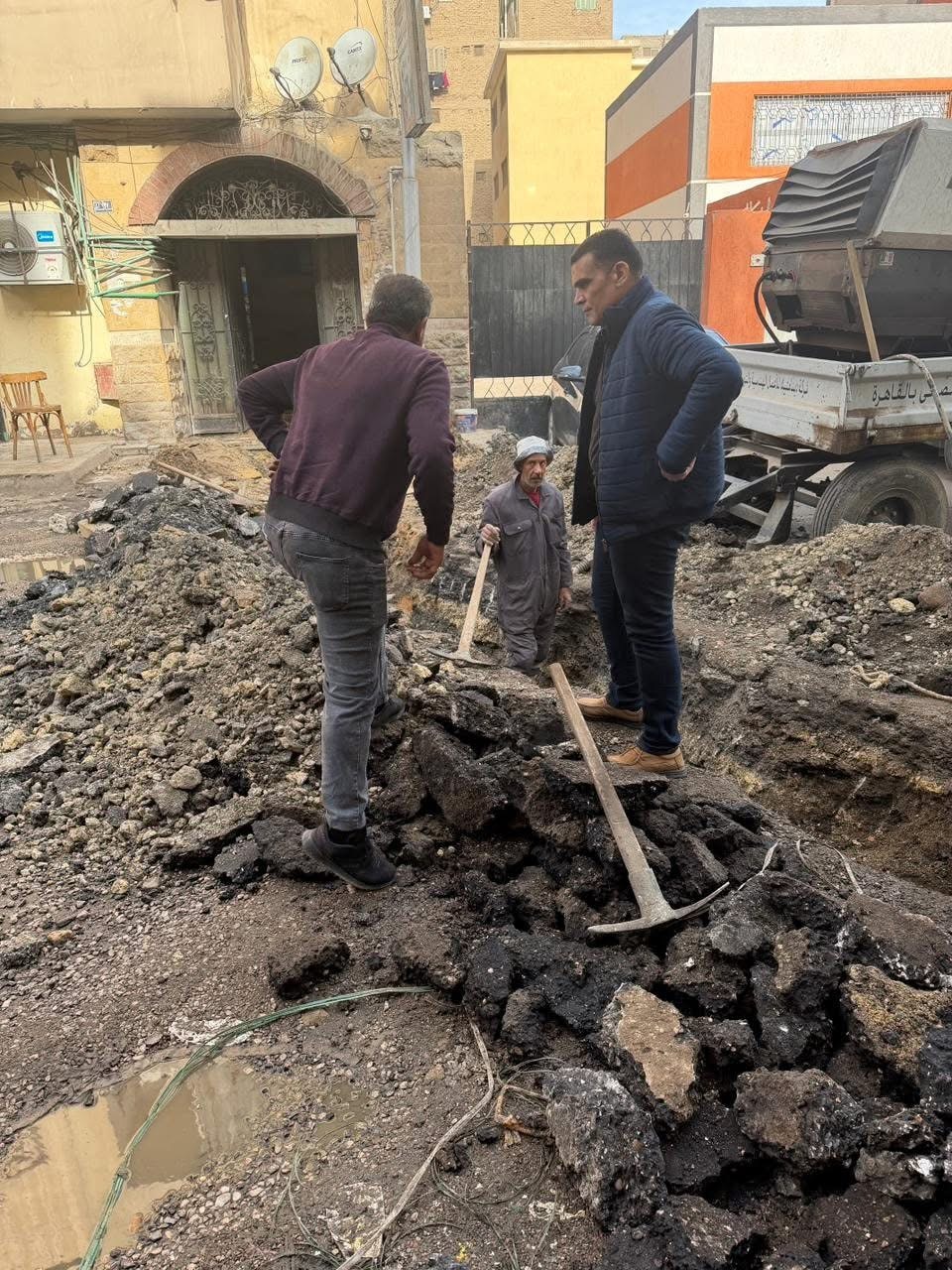 إصلاح خط الصرف الصحي بشارع أحمد بسيوني