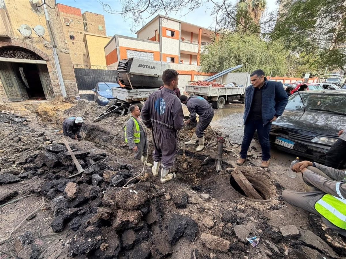 إصلاح خط الصرف الصحي بشارع أحمد بسيوني