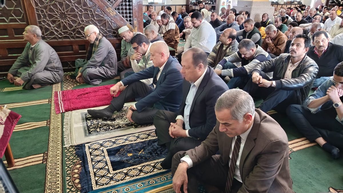 محافظ الأقصر والقيادات الأمنية يؤدون صلاة الجمعة