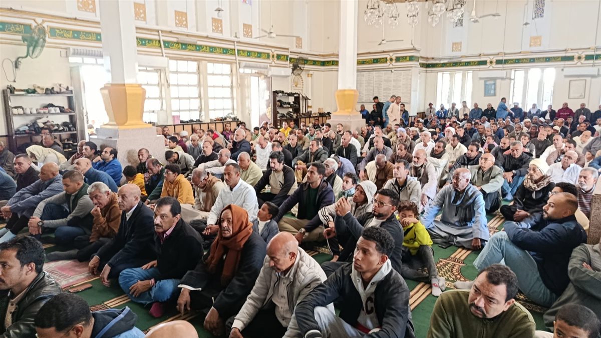 محافظ الأقصر والقيادات الأمنية يؤدون صلاة الجمعة