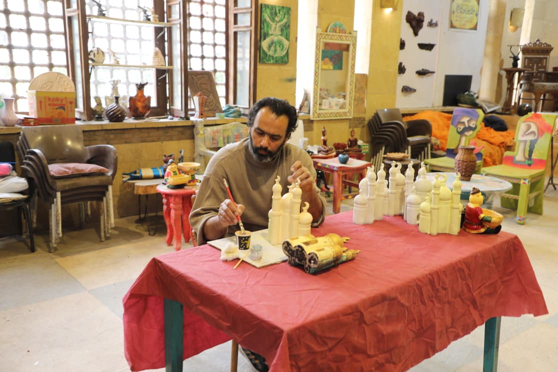 محافظ القاهرة يفتتح معرضًا للحرف التراثية واليدوية بسوق الفسطاط بحى مصر القديمة