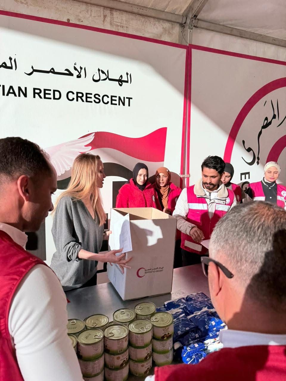 أنجلينا جولي تشارك في تعبئة صندوق المساعدات