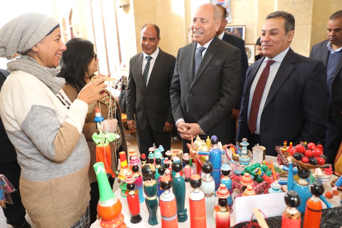 محافظ القاهرة يفتتح معرضًا للحرف التراثية واليدوية بسوق الفسطاط بحى مصر القديمة