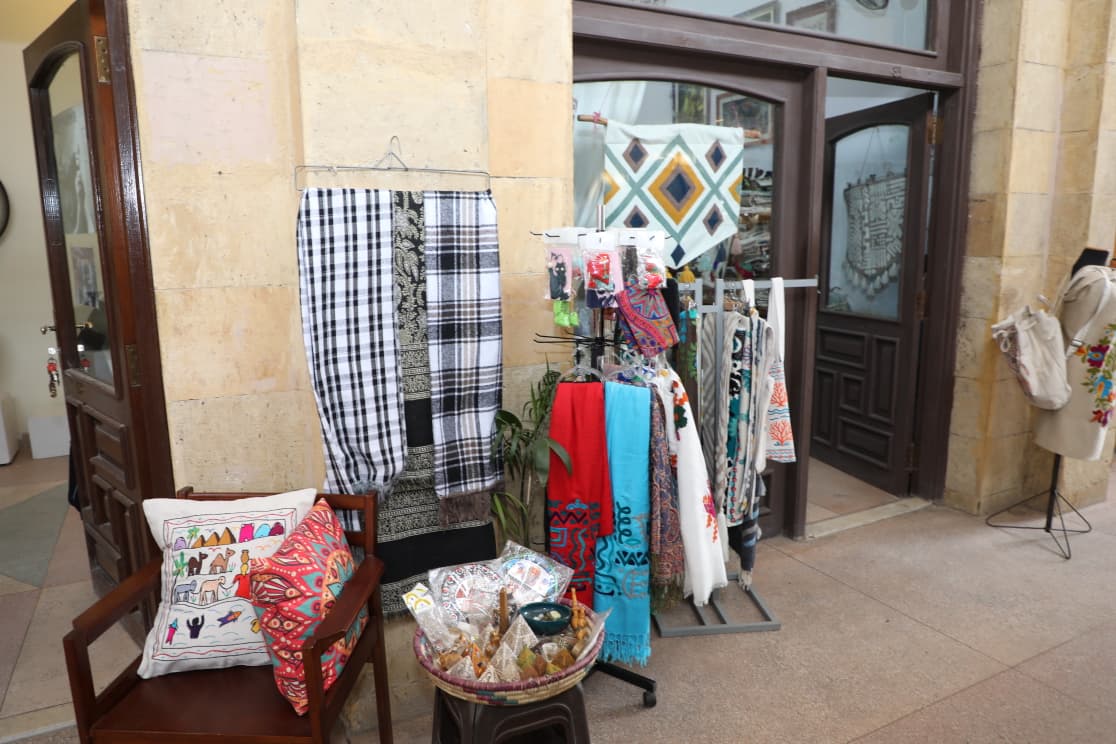 محافظ القاهرة يفتتح معرضًا للحرف التراثية واليدوية بسوق الفسطاط بحى مصر القديمة