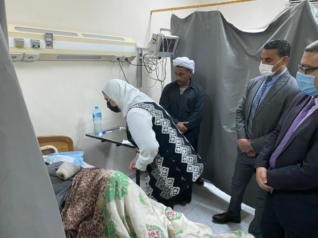 وزيرة التضامن الاجتماعي تزور مصابي حريق العبور (2)