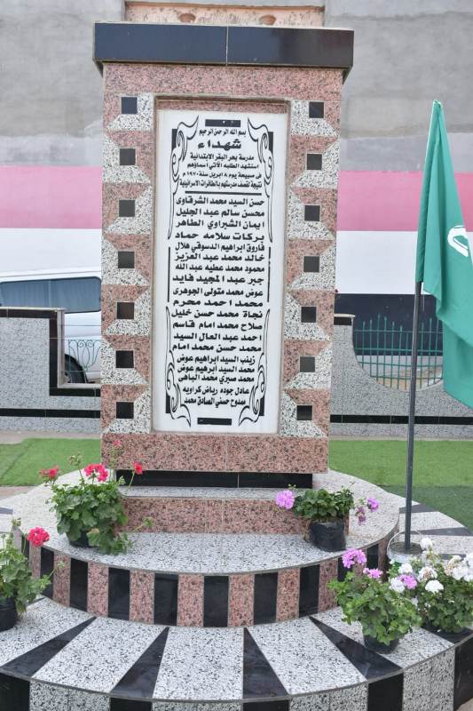 محافظ الشرقية يضع إكليلاً من الزهور على النصب التذكاري لشهداء 11