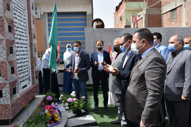 محافظ الشرقية يضع إكليلاً من الزهور على النصب التذكاري لشهداء 15