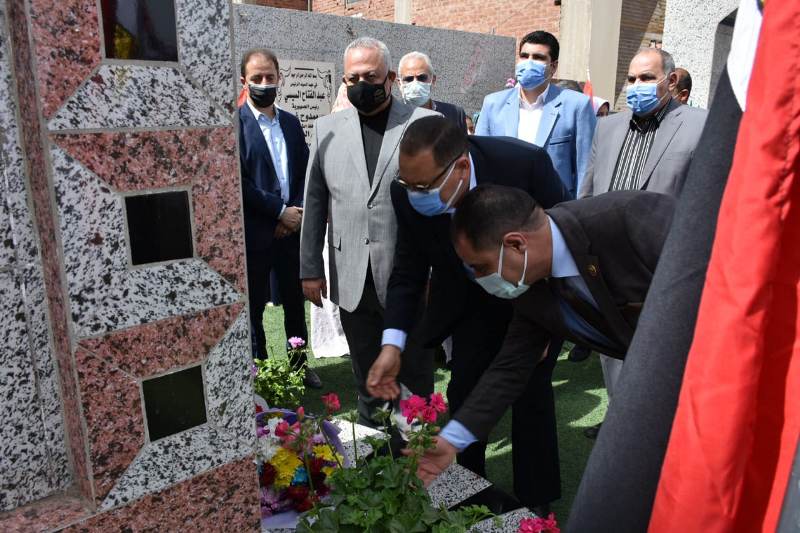 محافظ الشرقية يضع إكليلاً من الزهور على النصب التذكاري لشهداء 16