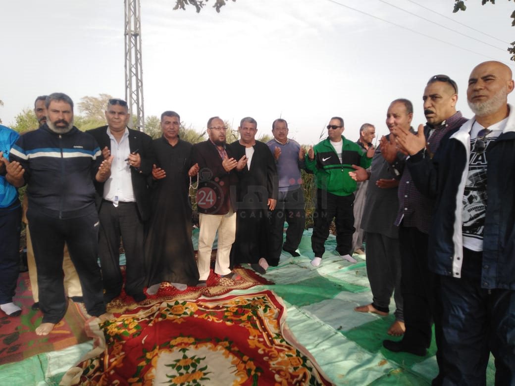 الدعاء لزملائهم الذين توفوا