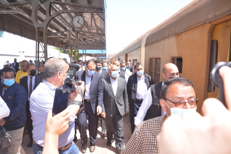 الوزير والمحافظ بالمحطه السكه 19