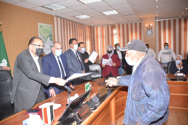 محافظ الشرقية يشهد إجراء القرعة العلنية لتخصيص 9