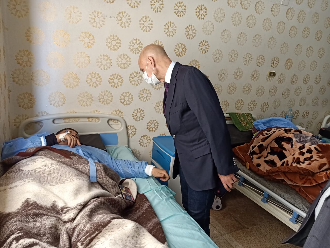 وكيل وزارة الصحة يطمئن على مصابي حادث قطار منيا القمح 01