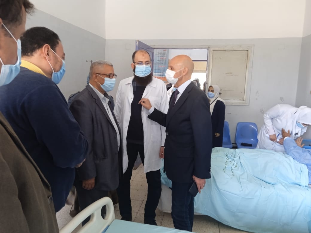 وكيل وزارة الصحة يطمئن على مصابي حادث قطار منيا القمح 02