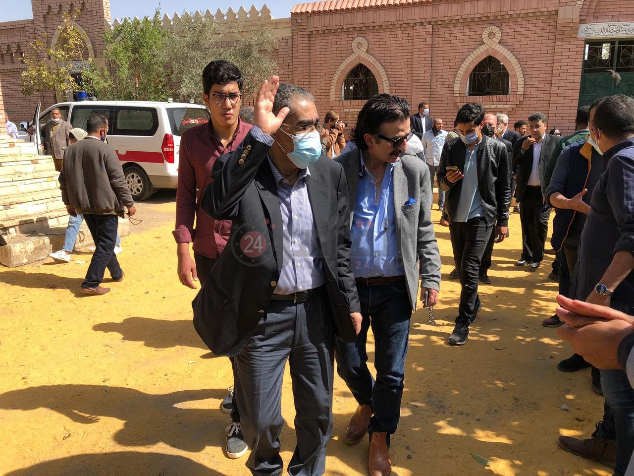 دفن جثمان مكرم محمد أحمد (2)