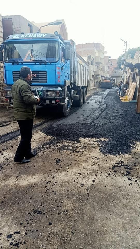 جانب من أعمال رصف الطرق