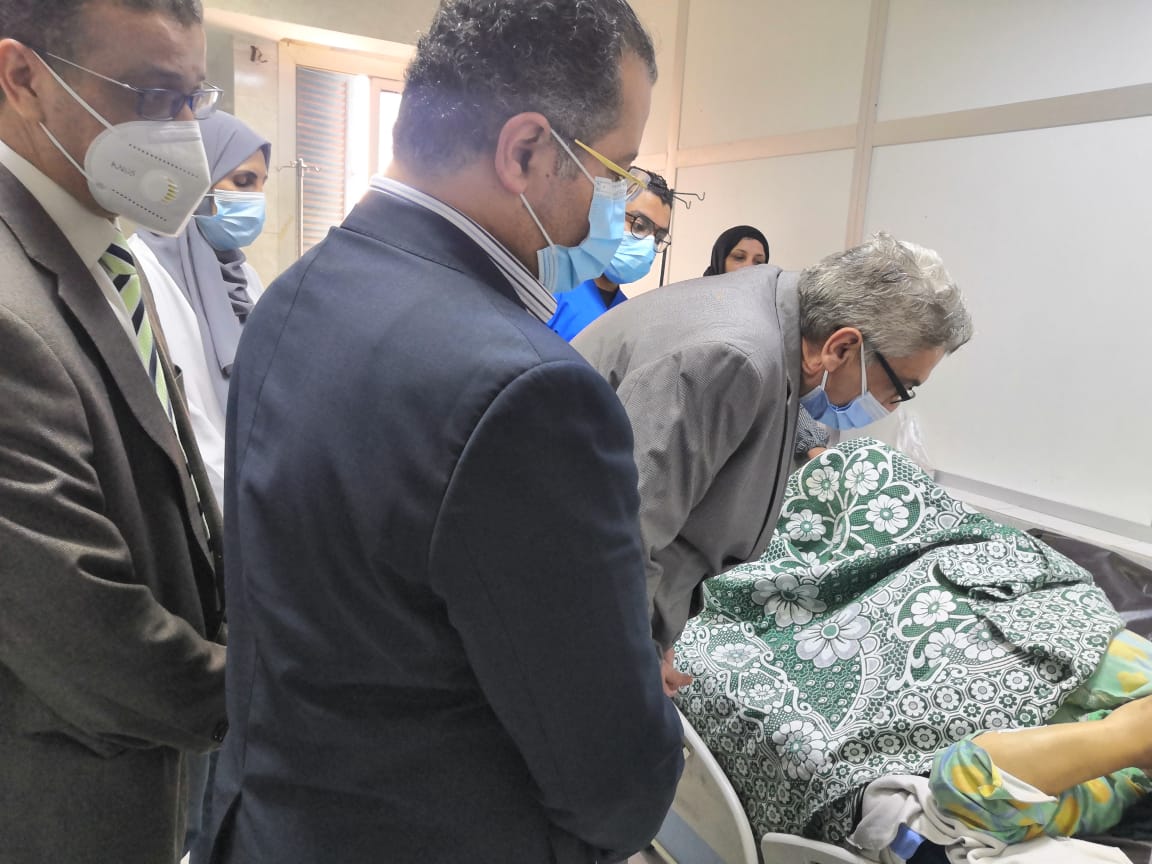 عميد طب بنها يزور مصابي قطار طوخ