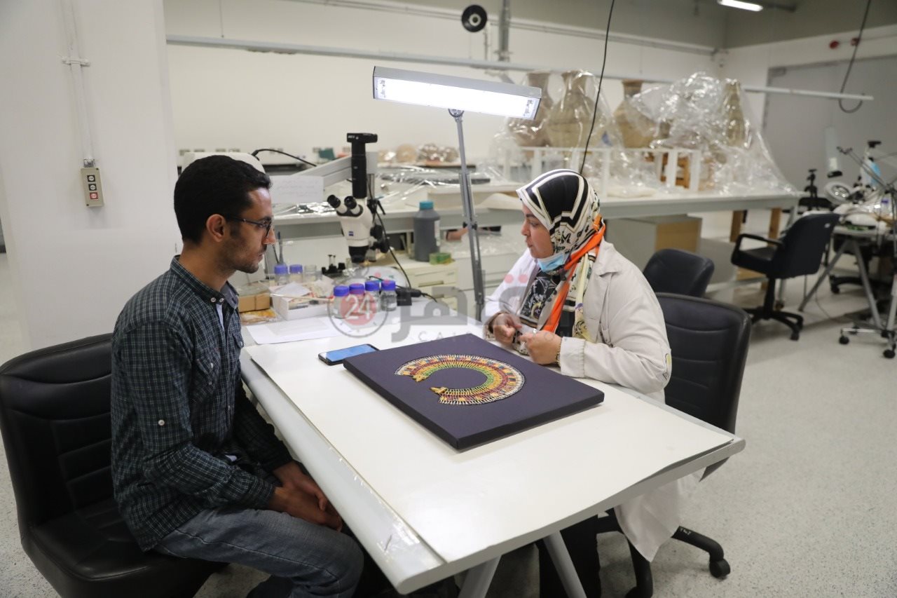 ترميم قلادات توت عنخ آمون 1