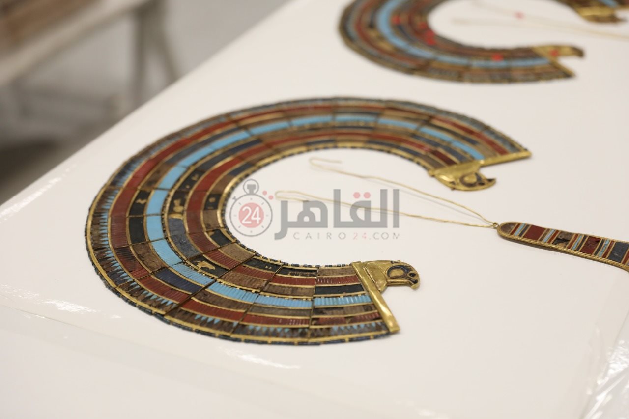 ترميم قلادات توت عنخ آمون 4