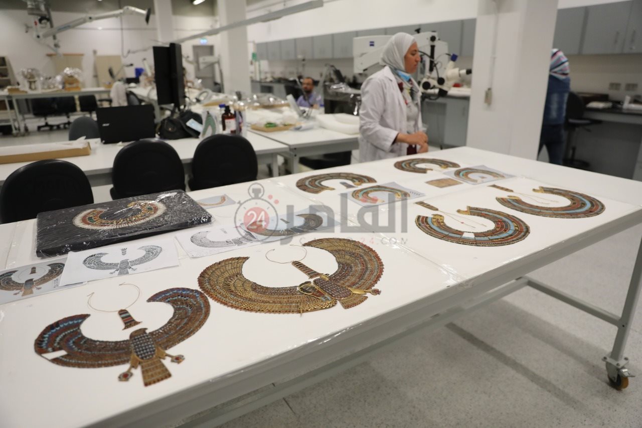 ترميم قلادات توت عنخ آمون  2