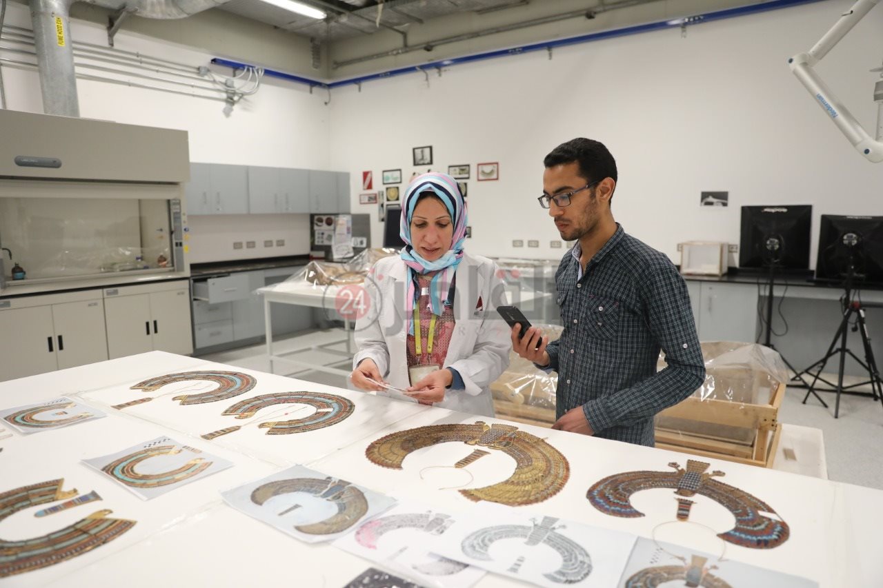 ترميم قلادات توت عنخ آمون 1