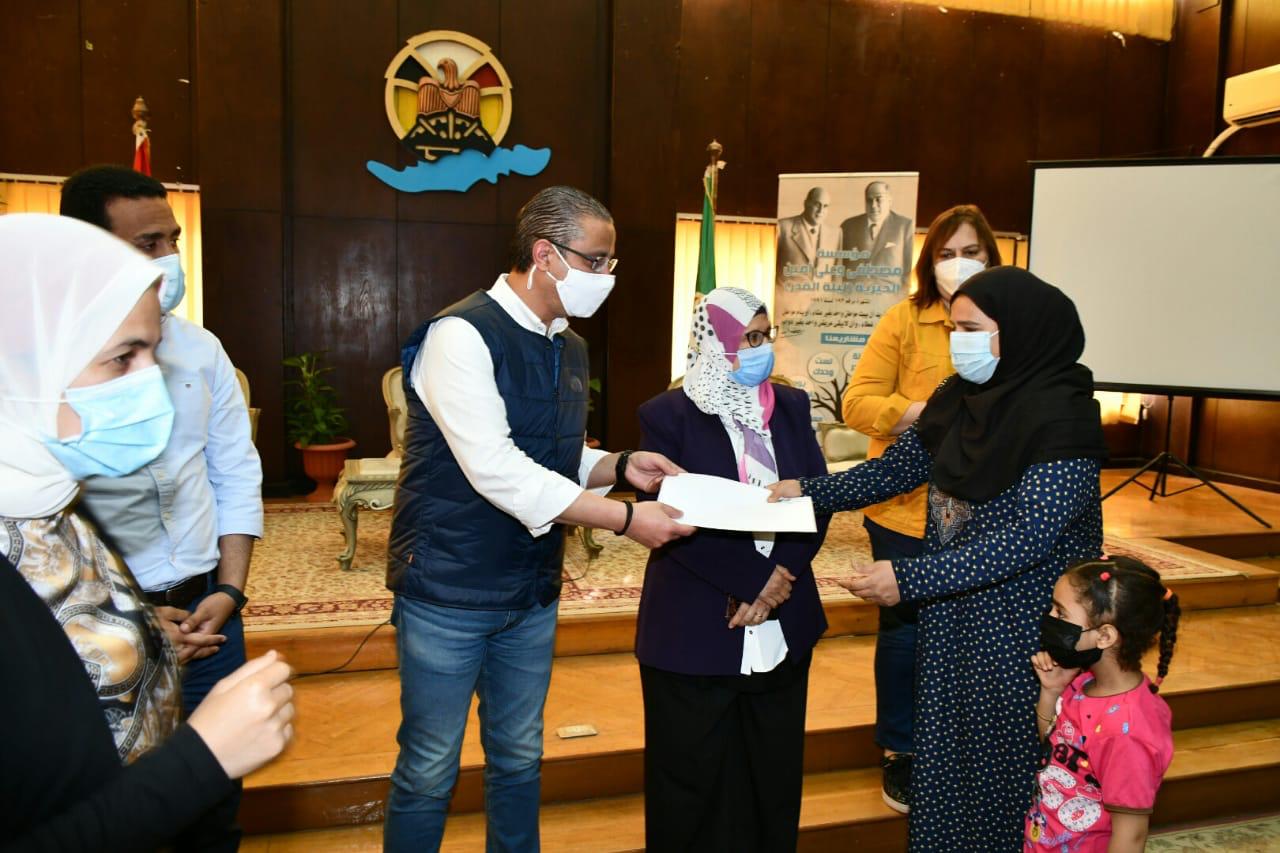 محافظ الفيوم يسلّم مشروعات للأسر الأولى بالرعاية