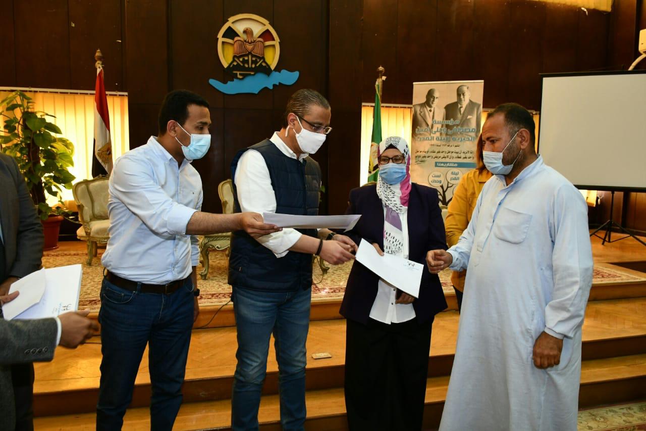 محافظ الفيوم يسلّم مشروعات للأسر الأولى بالرعاية