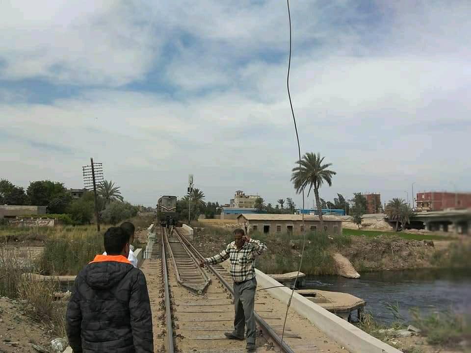 كابل الكهرباء فوق المزلقان 02