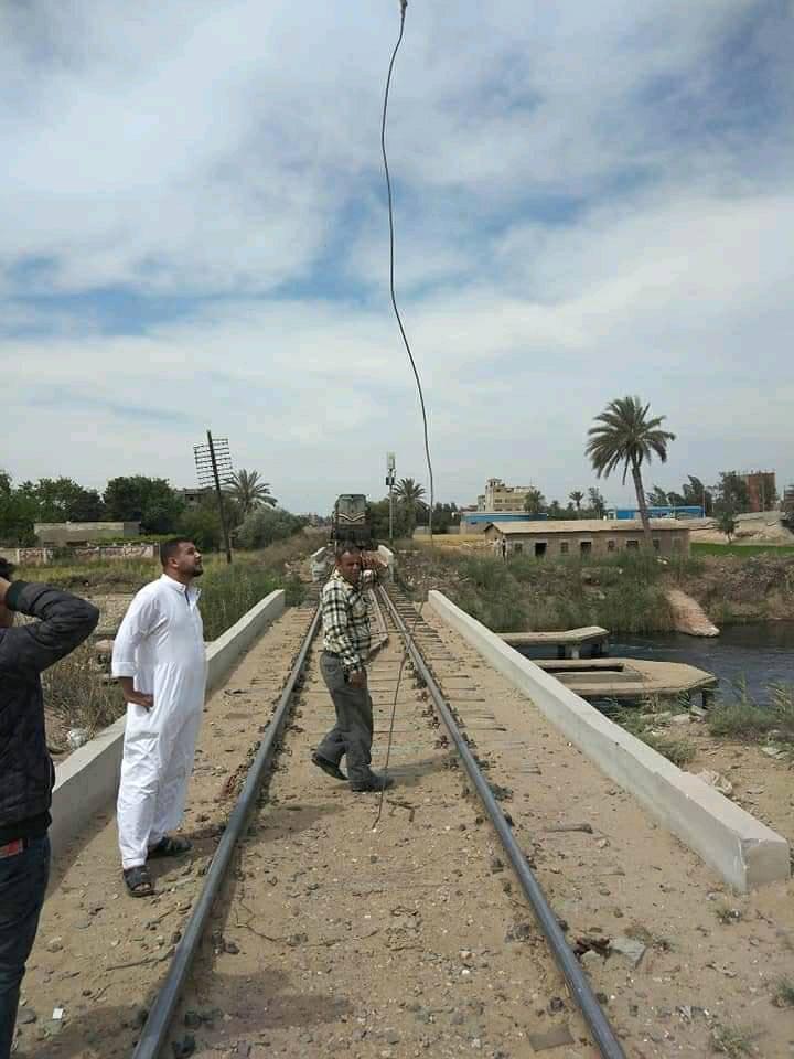 كابل الكهرباء فوق المزلقان 03