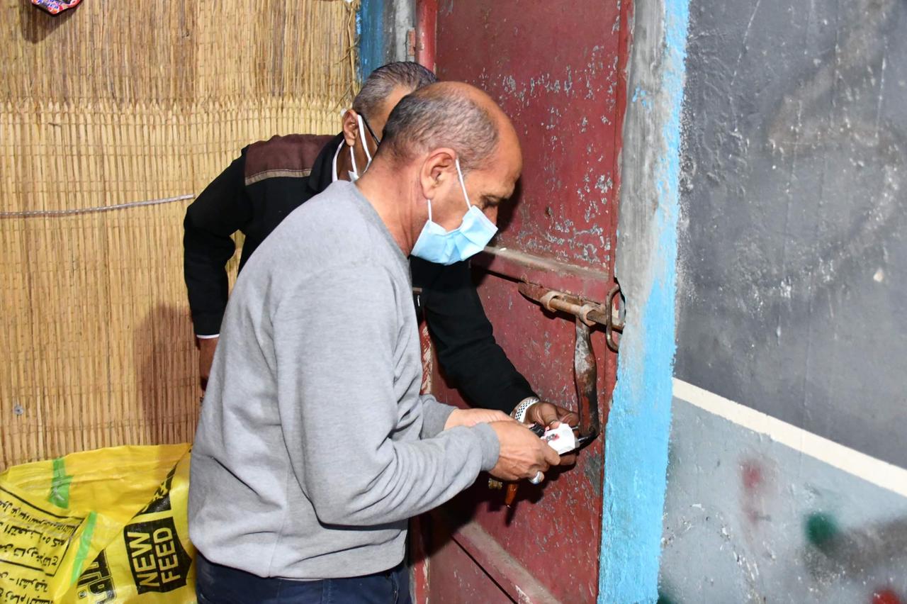 غلق مقاهي مخالفة في الفيوم