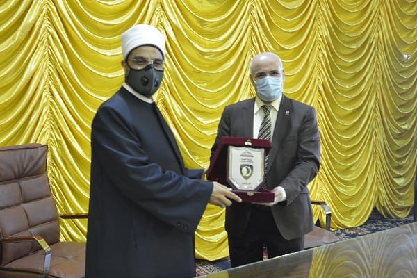 رئيس جامعة الفيوم يهدي درع الجامعة للدكتور عمرو الورداني أمين الفتوى بدار الإفتاء المصرية