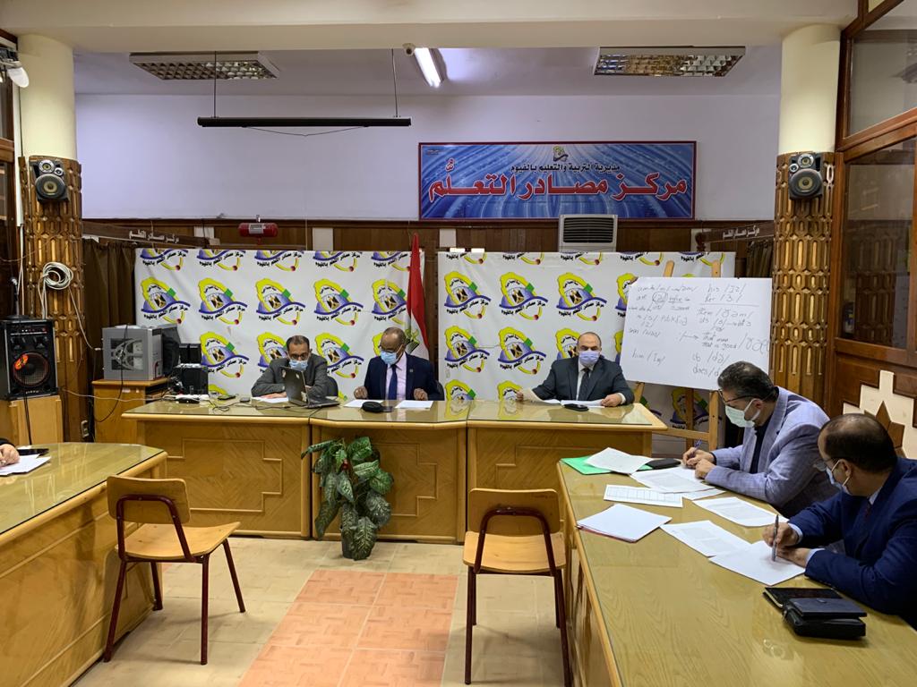 وكيل تعليم الفيوم يُتابع غرفة عمليات امتحانات صفوف النقل