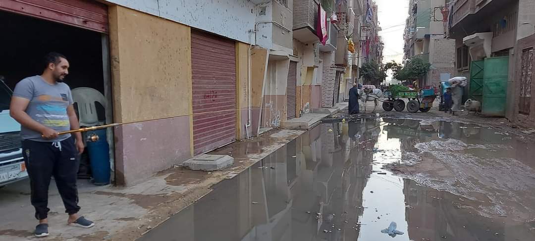 شباب يوثقون غرق شارع بمياه الصرف بإستخدام صنارة الصيد