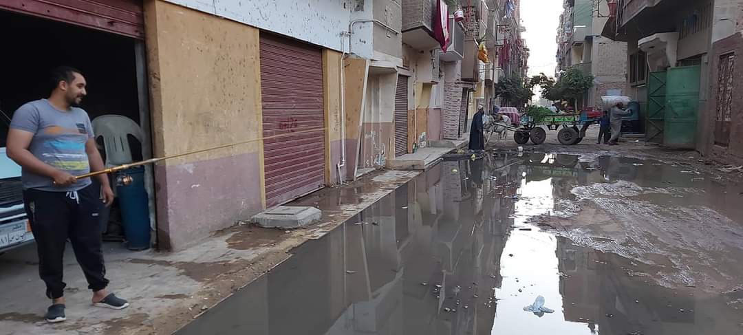 شباب يوثقون غرق شارع بمياه الصرف بإستخدام صنارة الصيد