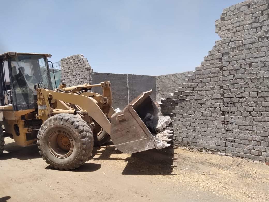 إزالة تعديات على الأراضي الزراعية بالفيوم