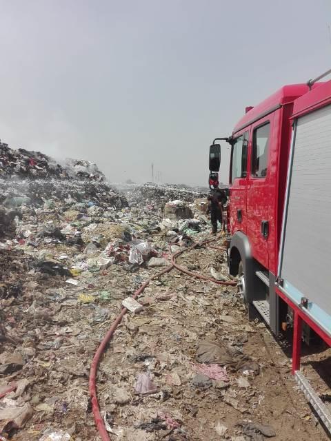 إطفاء الاشتعال الذاتي لأكوام القمامة في الغار بالزقازيق 03