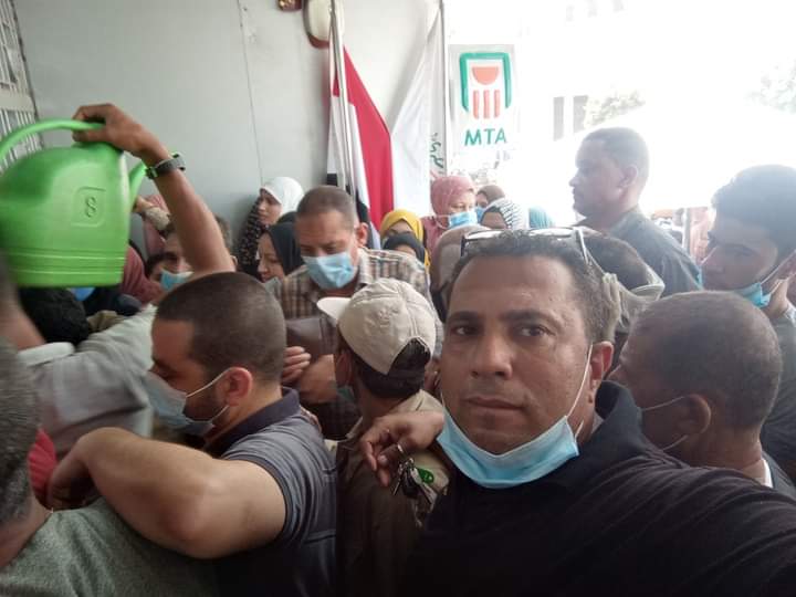 زحام أمام البنك الأهلي في الإبراهيمية بالشرقية 02