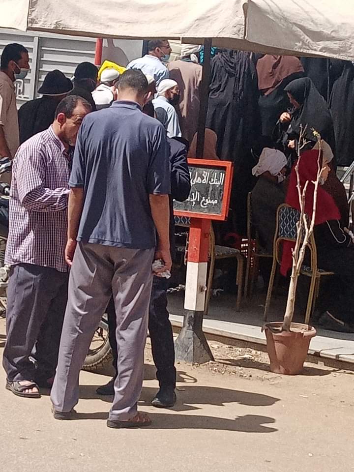 زحام أمام البنك الأهلي في الإبراهيمية بالشرقية 04