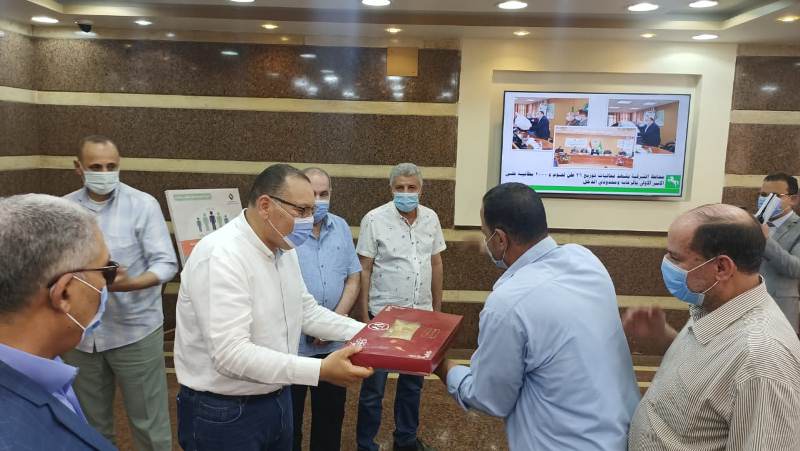 البهجة في نفوسهم إحتفالاً بهذه  1