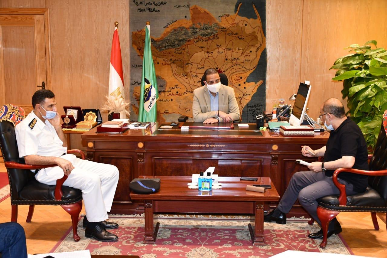 محافظ الفيوم يناقش تنفيذ أعمال إحلال وتجديد خط انحدار مياه الصرف الصحي بشارع بطل السلام