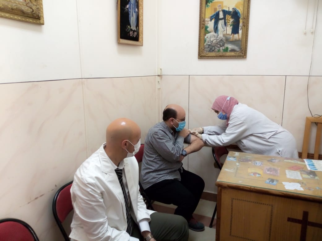وكيل وزارة الصحة يتابع تطعيم المسيحيين بلقاح كورونا في كنائس الأرثوذكس بالشرقية 01
