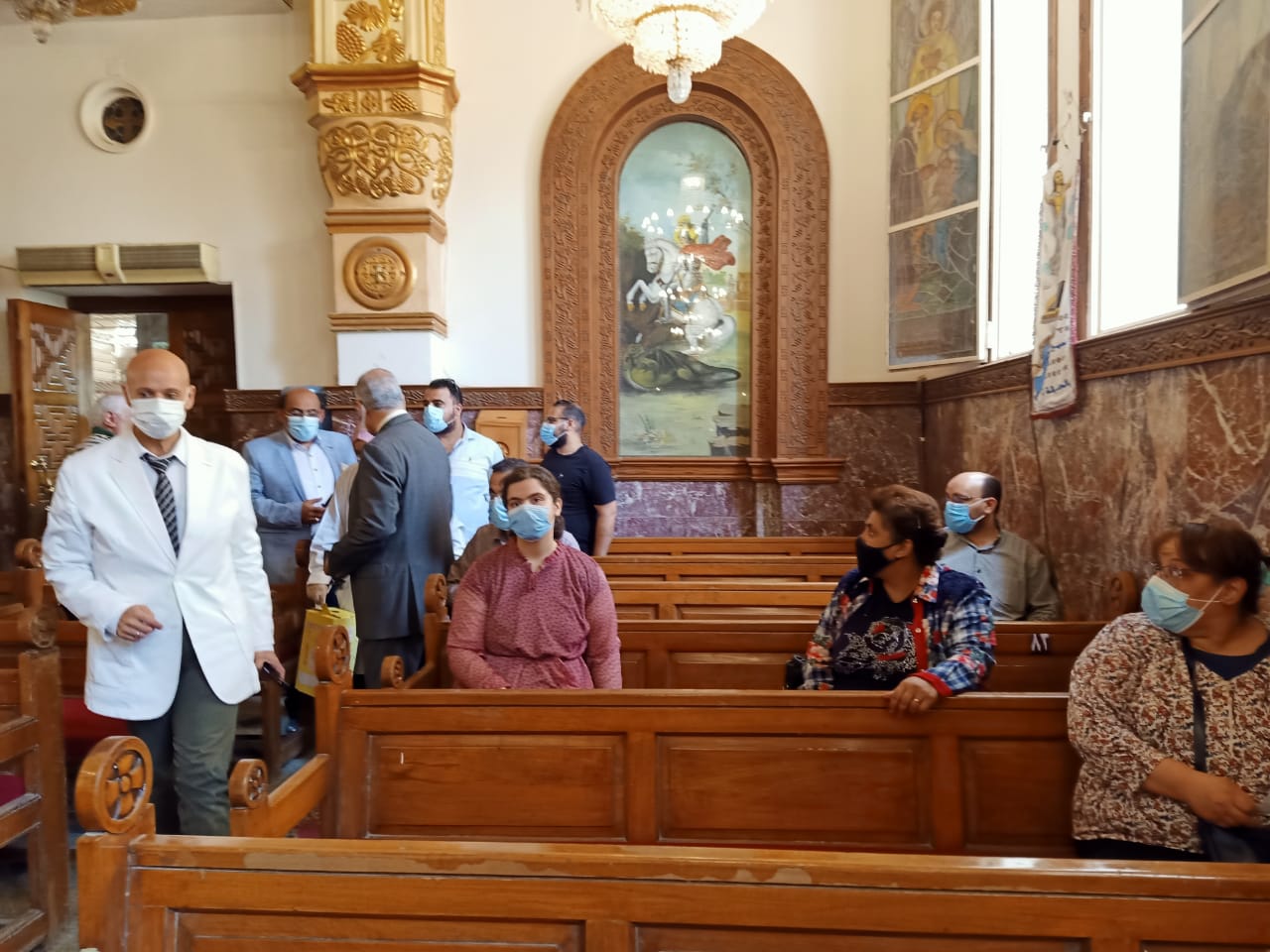 وكيل وزارة الصحة يتابع تطعيم المسيحيين بلقاح كورونا في كنائس الأرثوذكس بالشرقية 06