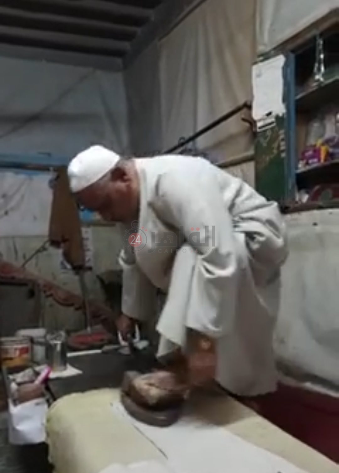 محمد السمحاوي أقدم مكوجي رجل بمحافظة البحيرة