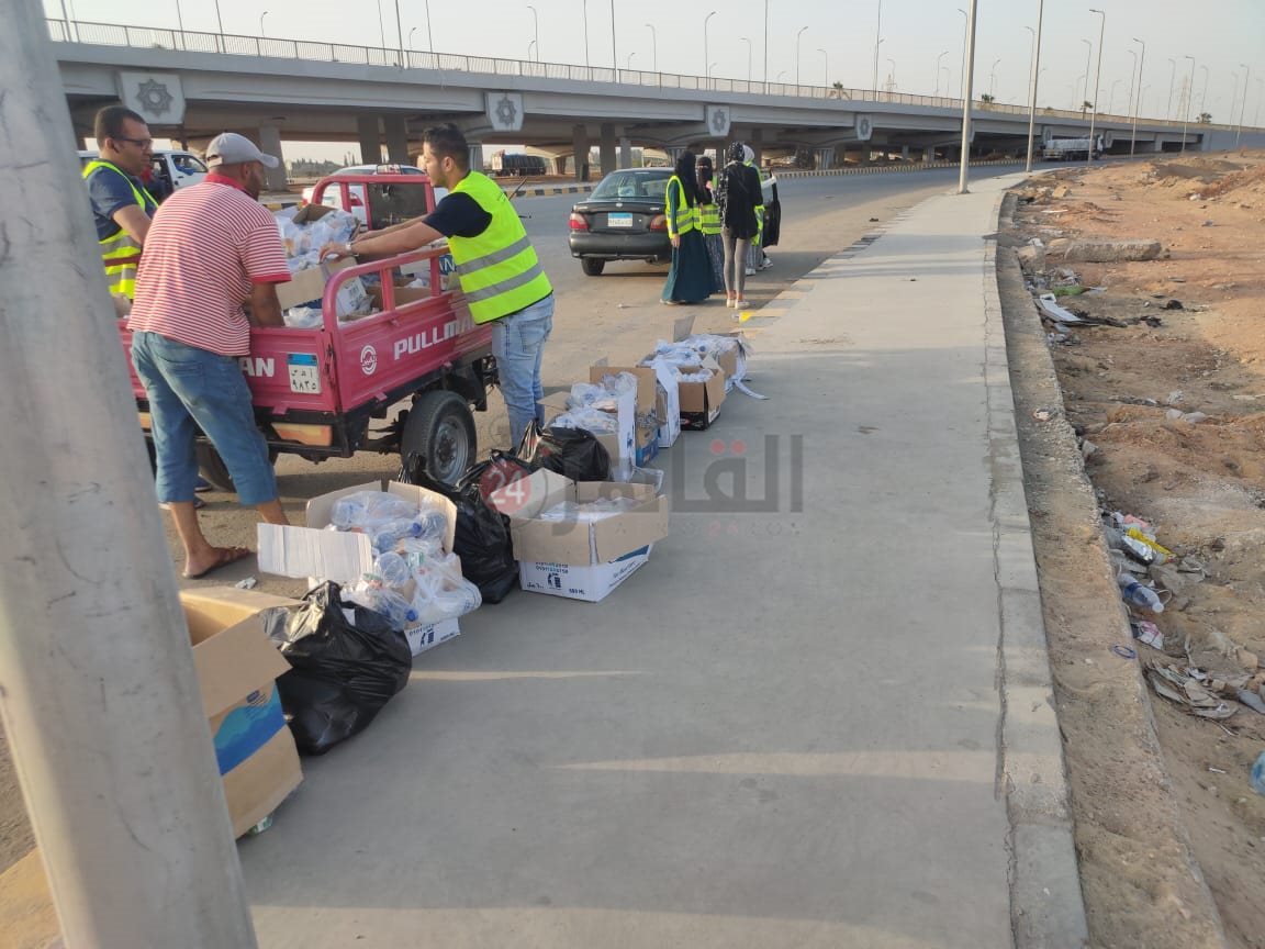 استعدادات الشباب لتوزيع الوجبات على المسافرين 01