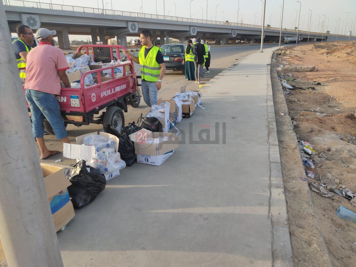 استعدادات الشباب لتوزيع الوجبات على المسافرين 02