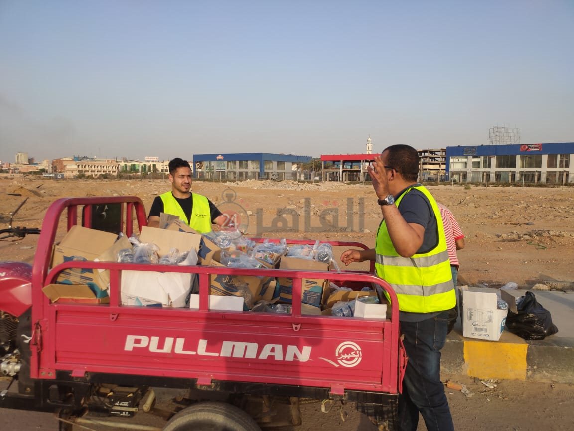 استعدادات الشباب لتوزيع الوجبات على المسافرين 03